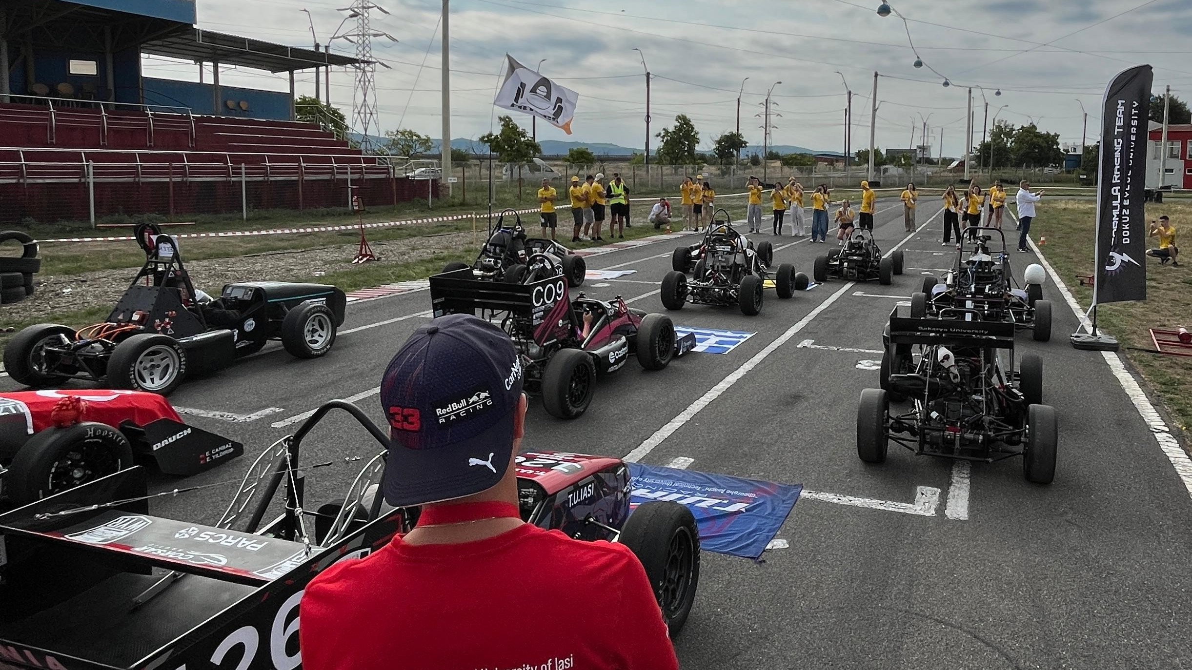 Formula Student Romania yarış alanında farklı üniversitelerin araçları